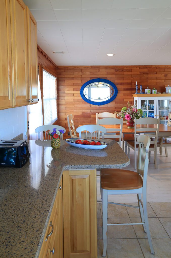 Kitchen breakfast bar